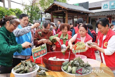 Pembuatan bacang untuk menyambut Festival Perahu Naga