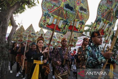 Warga Semarang gelar kirab tradisi sedekah bumi sebagai wujud rasa syukur kepada Tuhan