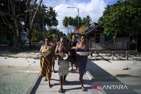 Ritual adat sebelum pemasangan mooring di jantung segitiga karang dunia Raja Ampat