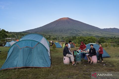 Indahnya camping dengan pemandangan Gunung Rinjani