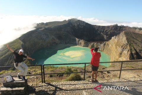 DANAU TIGA WARNA KELIMUTU BERUBAH WARNA