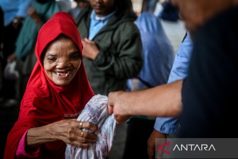 Pembagian daging kurban untuk warga di Jakarta