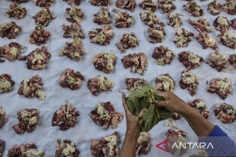 Masyarakat Sukajadi lestarikan tradisi bungkus daging kurban tanpa plastik