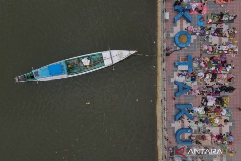 Shalat Idul Adha di Teluk Kendari