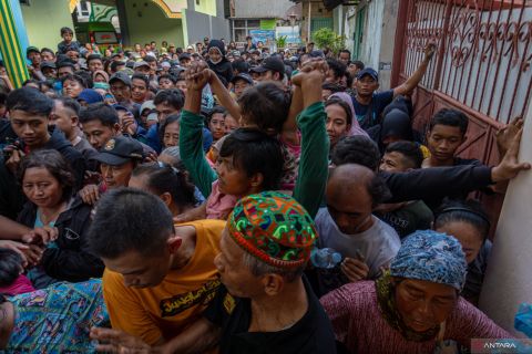 Antrean warga ambil daging kurban di Masjid Agung Kauman Semarang