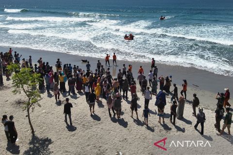 Basarnas Kendari berhasil temukan dua wisatawan yang terseret ombak di Pantai Taipa