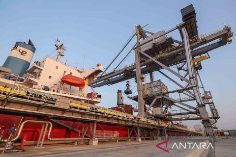 Kedatangan perdana konsentrat tembaga Freeport di Gresik