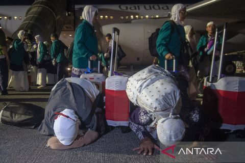 Jamaah haji kloter pertama sujud syukur setibanya di tanah air