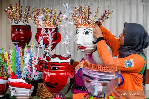 Kreasi kerajinan ondel-ondel karya petugas penanganan sampah di Jakarta