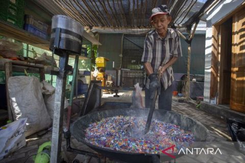 Warga daur ulang sampah plastik untuk bahan baku berbagai kerajinan