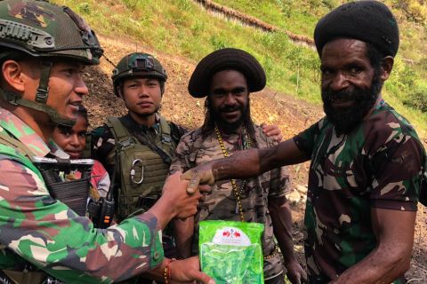 Jalinan harmonis Satgas Yonif 503 Kostrad dan warga Batas Batu