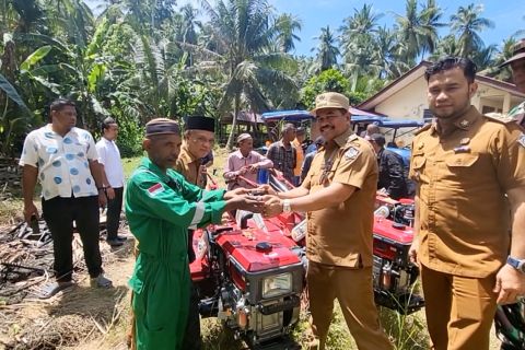 Petani Lhokseumawe terima bantuan 13 traktor untuk tingkatkan produksi
