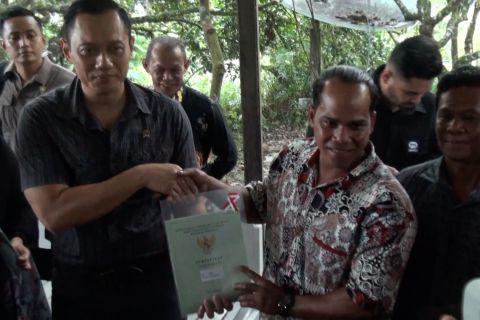 AHY datangi rumah warga Kalteng untuk serahkan 13 sertifikat PTSL