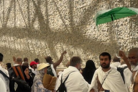 Jamaah haji mulai lempar jumrah