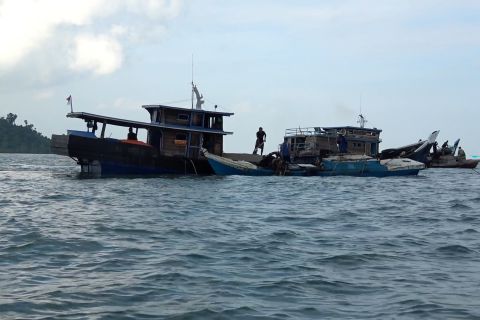 Bakamla RI tangkap tiga kapal penambang pasir laut di Karimun