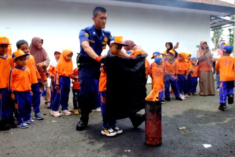 Damkar Jember edukasi murid TK cegah dan tangani kebakaran