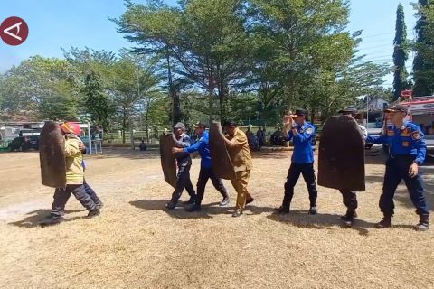 Damkar Kabupaten Madiun latih linmas cara atasi kebakaran