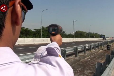 Petugas gabungan gelar razia di jalan tol Ngawi-Kertosono