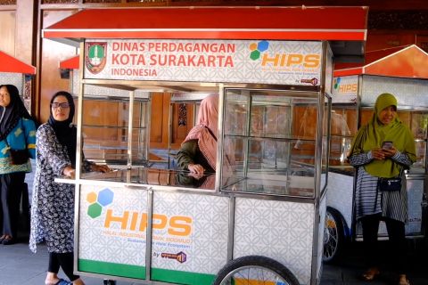 Gibran serahkan puluhan gerobak untuk pedagang kaki lima