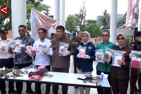 Kejari Kendari musnahkan barang bukti dari 56 perkara pidana