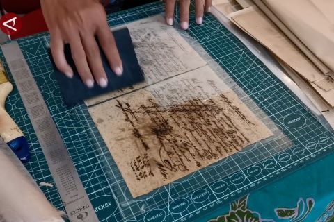 Melihat penyelamatan naskah kuno di Pameran Kearsipan dan Perpustakaan