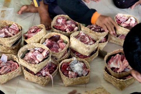 MTA Solo bungkus daging kurban pakai besek agar ramah lingkungan