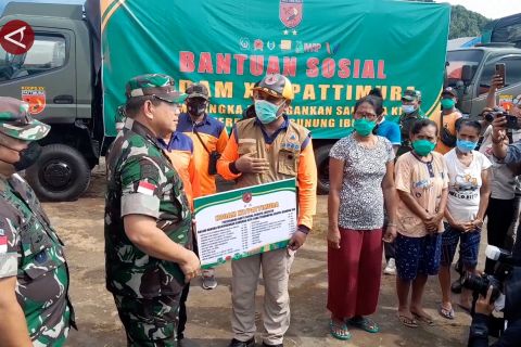Pangdam Pattimura berikan bantuan bagi pengungsi Gunung Ibu