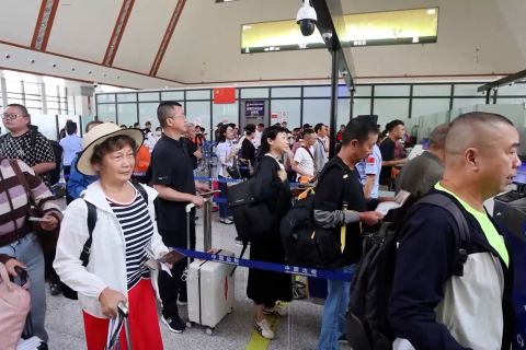 Penumpang KA China-Laos melonjak selama liburan Festival Perahu Naga