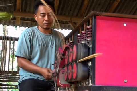 Perajin tusuk satai dan pemanggang satai di Lumajang banjir pesanan