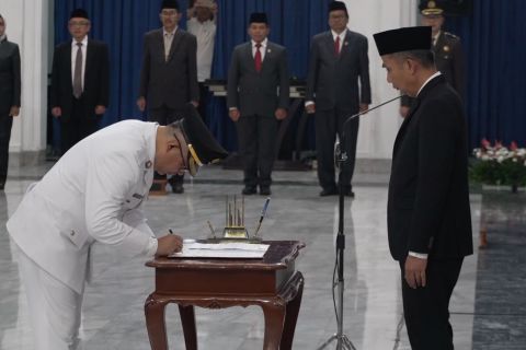 Pj Gubernur Bey lantik Sekda Bandung Barat jadi Pj Bupati