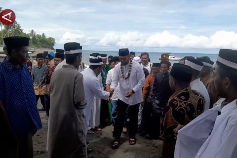 Bupati Halmahera Selatan kunjungi pulau terluar dan terpencil