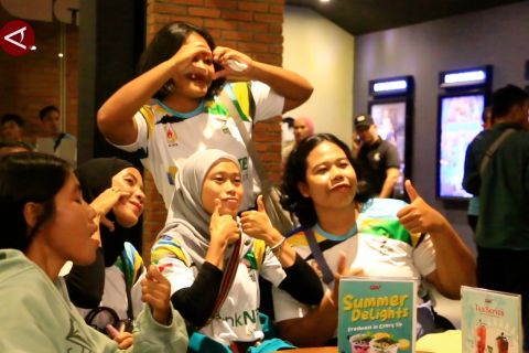KONI NTB lepas kejenuhan atlet PON XXI dengan nonton bareng di bioskop