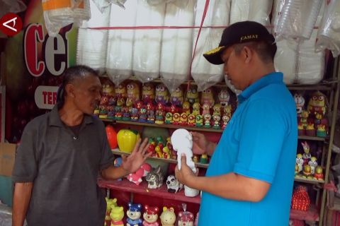 Meraup cuan lewat celengan karakter berbahan gipsum