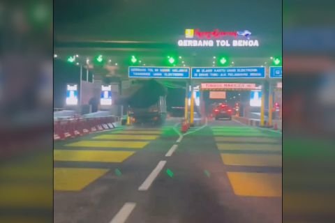 Bule rampas truk muatan gabah, ugal-ugalan terobos gerbang tol Bali