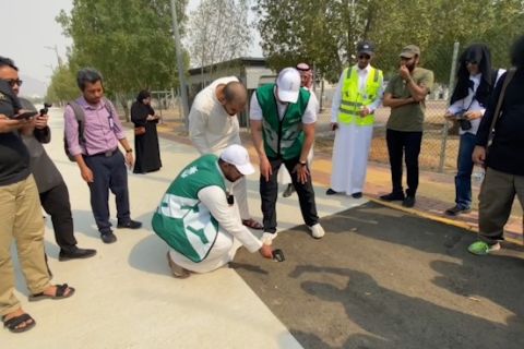 Jalan aspal berkaret, jamaah calon haji nyaman berwukuf di Arafah