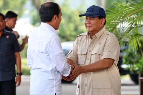 Temui Jokowi di Bandara Halim, Prabowo ucapkan selamat ulang tahun