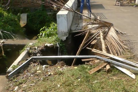 Tergerus banjir, fondasi jembatan penghubung dua desa ambrol