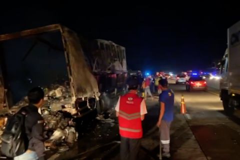 Truk ekspedisi terbakar di ruas jalan tol Pemalang