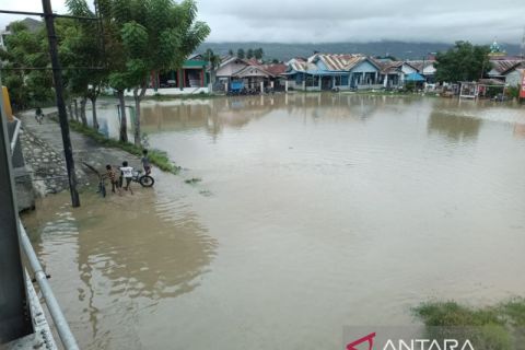 Air sungai mulai meluap di sekitar bantaran sungai kawasan&nbsp;Jembatan Palu III
