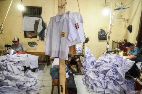 Produksi seragam sekolah jelang tahun ajaran baru