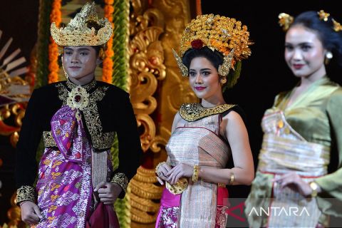Parade Busana Adat se-Bali lestarikan dan kenalkan kekayaan kain dan busana adat Pulau Dewata