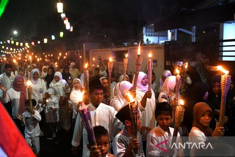 Warga pawai obor keliling kampung sambut Tahun Baru Islam 1 Muharam 1446 H