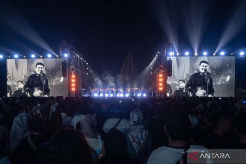 Aksi panggung penyanyi Tulus di Prambanan Jazz Festival 2024