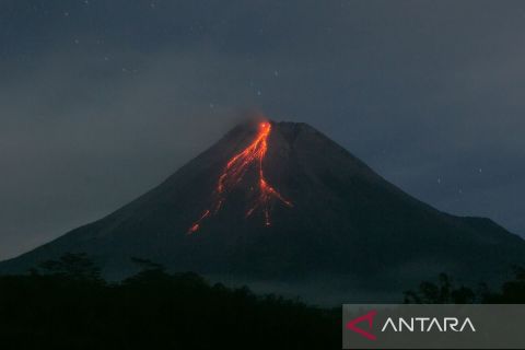 Gunung Merapi luncurkan 14 kali guguran lava ke arah barat daya