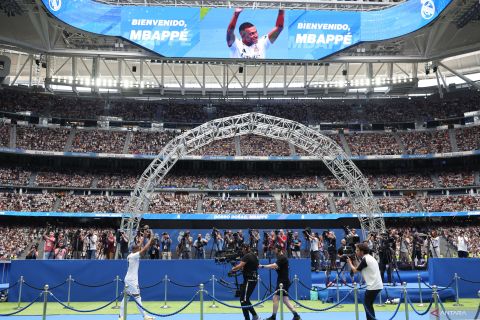 Ribuan fans Real Madrid sambut Kylian Mbappe saat diperkenalkan secara resmi