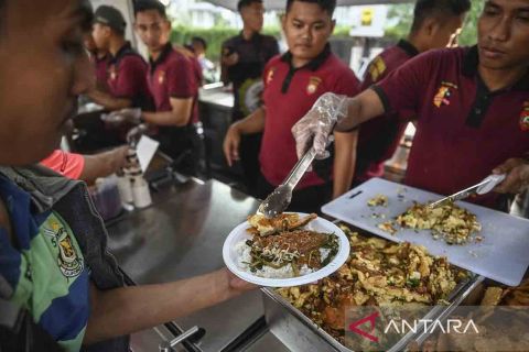 Polisi bagikan 1.000 makanan gratis saat HBKB di Bundaran HI