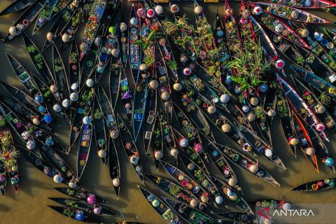 Floating market festival on the Martapura river