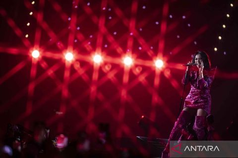 Penampilan Anggun dalam konser tunggal 'Enchanting Anggun and Friends'