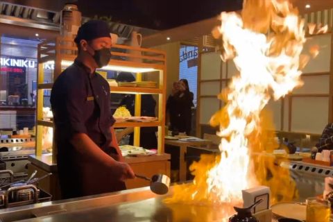 Makan teppanyaki dengan atraksi chef di Bekasi