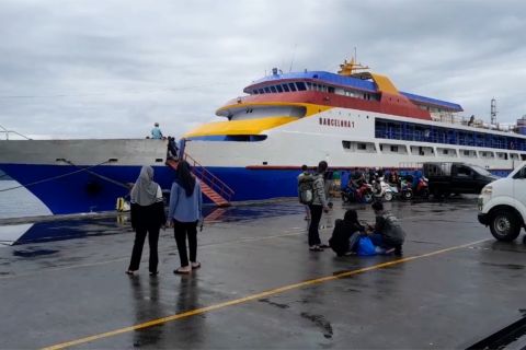 Sempat dihantam ombak, KM Barcelona I berlabuh di Ternate